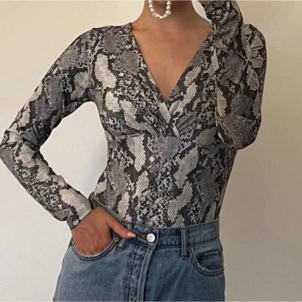 H&M Long Sleeve Snakeskin V-Neck Snap Body Suit Size‎ XS